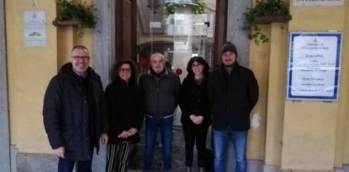 Da sx il sindaco Enrico Alessandro Cavallero, l'ass. Laura Bianco, l'ass. Claudio Austa, la vicesindaco Tanya Arconi e l'ass. Alessandro Borio
