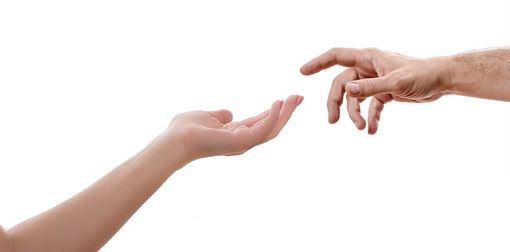 Mani distante ma unite con sfondo bianco