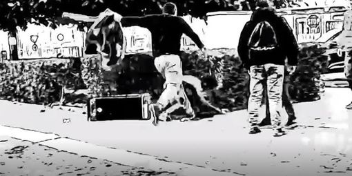 Nel fermo immagine, il momento in cui uno dei soggetti coinvolti nella violenta lite sta sferrando un calcio in pieno stomaco all'avversario riverso a terra Nel fermo immagine, il momento in cui uno dei soggetti coinvolti nella violenta lite sta sferrando un calcio in pieno stomaco all'avversario riverso a terra