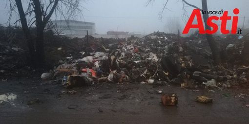 Quel che resta di rifiuti abbandonati dopo uno dei molti roghi appiccati al campo nomadi di via Guerra