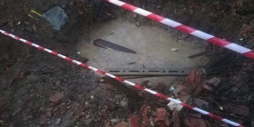 Continua il rogo in via Guerra. Tra i rifiuti anche una bombola di acetilene [FOTO]