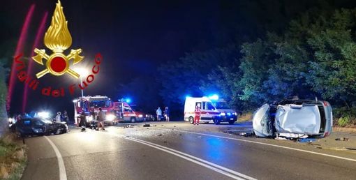 Frontale a Ferrere: una donna è stata estratta dall'auto dai vigili del fuoco