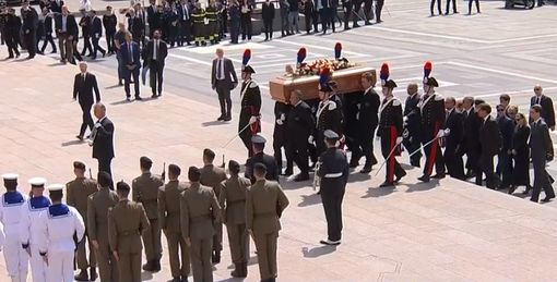 In corso i funerali di Berlusconi: il lutto nazionale divide anche ad Asti In corso i funerali di Berlusconi: il lutto nazionale divide anche ad Asti