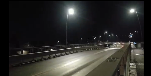 Asti, il led "stroboscopico" sul cavalcavia Giolitti riporta l'attenzione sui problemi dell'illuminazione pubblica Asti, il led "stroboscopico" sul cavalcavia Giolitti riporta l'attenzione sui problemi dell'illuminazione pubblica