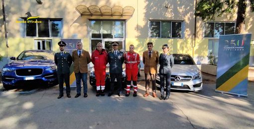 Due auto sequestrate dalle guardia di finanza, donate alla Croce rossa di Asti