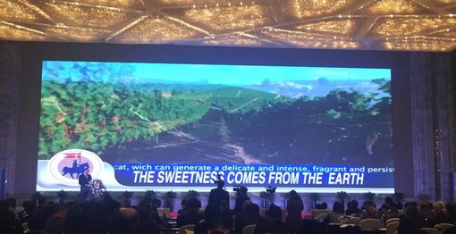 Un immagine della visita in Cina del sindaco Rasero, qui impegnato ad illustrare alla platea il nostro territorio Un immagine della visita in Cina del sindaco Rasero, qui impegnato ad illustrare alla platea il nostro territorio