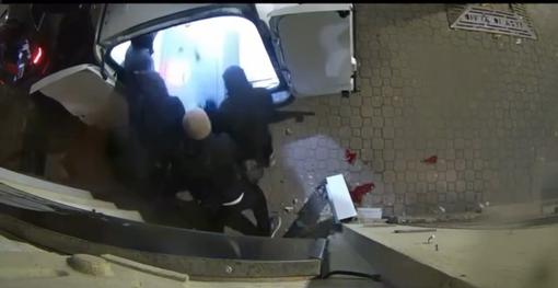 "Così ci hanno svuotato la gioielleria in 4 minuti": sui social il video della 'spaccata' [VIDEO]