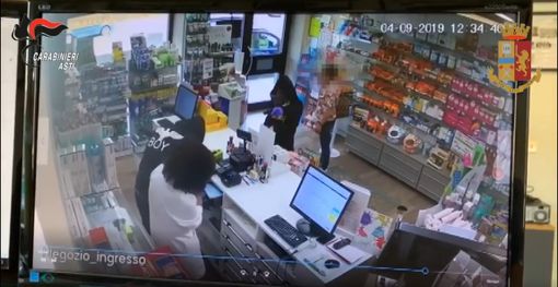 Un fermo immagine della rapina in farmacia Un fermo immagine della rapina in farmacia