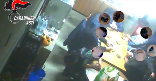 Un momento di una riunione di alcuni degli affiliati della presunta 'locale' ripreso una telecamera nascosta dai carabinieri Un momento di una riunione di alcuni degli affiliati della presunta 'locale' ripreso una telecamera nascosta dai carabinieri