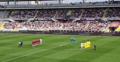 I giocatori raccolti a centrocampo per il minuto di silenzio