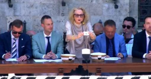 Assegnati i cavalli alle contrade: parte ufficialmente il Palio di Provenzano. Tanti astigiani sotto il Mangia