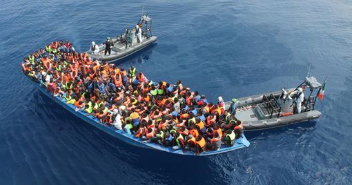 Lotta alla migrazione clandestina: sbarchi in calo dell’81%, focus sulla rotta balcanica e sui finanziamenti alle ONG