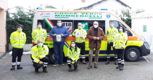 Il cerimoniere Boccia, il presidente Valente con alcuni dei volontari presenti alla breve cerimonia