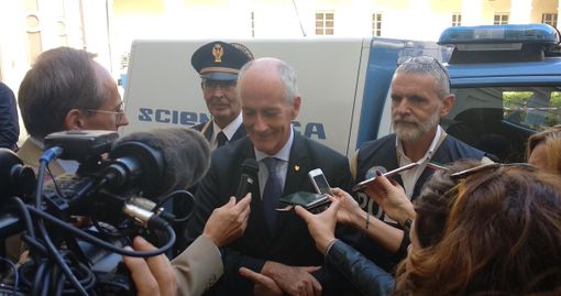 Il prefetto Gabrielli attorniato da cronisti in occasione della sua precedente visita astigiana Il prefetto Gabrielli attorniato da cronisti in occasione della sua precedente visita astigiana