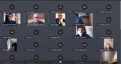 Un immagine relativa il Consiglio, trasmesso in diretta streaming sul canale YouTube del Comune. I consiglieri indicati nei riquadri scuri, pur presenti, avevano le videocamere scollegate