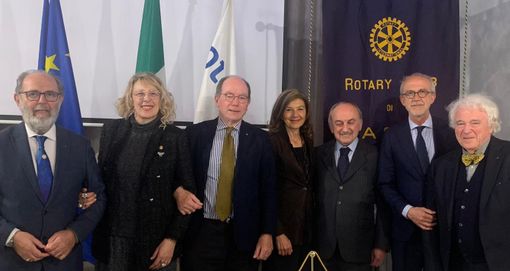 Simone Migliarino (terzo da destra), con il presidente e alcuni dirigenti del Rotary astigiano Simone Migliarino (terzo da destra), con il presidente e alcuni dirigenti del Rotary astigiano