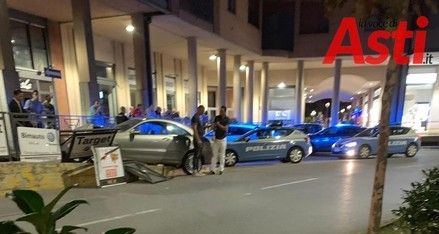 Era ubriaco l’autista della potente Mercedes che sabato notte ha divelto dei cartelloni pubblicitari Era ubriaco l’autista della potente Mercedes che sabato notte ha divelto dei cartelloni pubblicitari