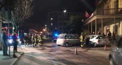 Vigili del fuoco sul luogo del semifrontale che ha posto fine alla fuga dei due immigrati