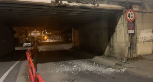 Automezzo urta il cavalcavia di via Artom , strada chiusa al traffico. Rasero: &quot;E' sempre più difficile andare avanti&quot; [FOTO E VIDEO]