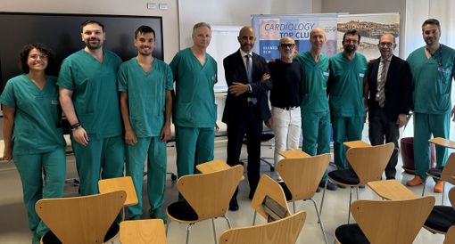Al centro, il dottor Marco Scaglione con il paziente Francesco Altieri, il primario del reparto di Anestesia e Rianimazione Alessandro Bianchi, il direttore generale dell’Asl AT Giovanni Gorgoni, il direttore sanitario Andrea Fabbo e l’equipe di Cardiologia