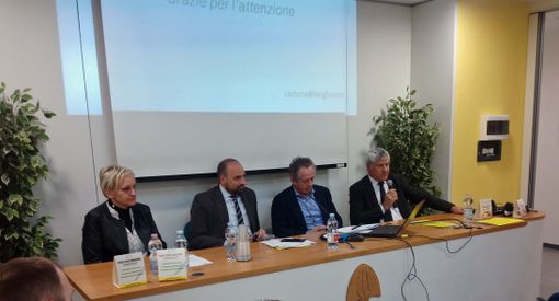 il tavolo dei relatori, da sinistra: Giovanna Soligo, Mauro Carbone, Giorgio Ferrero e Marco Reggi il tavolo dei relatori, da sinistra: Giovanna Soligo, Mauro Carbone, Giorgio Ferrero e Marco Reggi