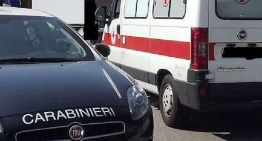 Auto dei Carabinieri e ambulanza 118 Auto dei Carabinieri e ambulanza 118