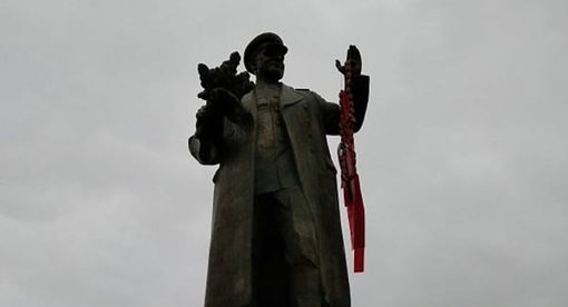 Continua l’opera di bianchetto sulla storia russofoba. Abbattuta la statua del liberatore Konev a Praga Continua l’opera di bianchetto sulla storia russofoba. Abbattuta la statua del liberatore Konev a Praga