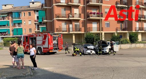 Scontro tra due auto in via Monti. Interviene polizia municipale, 118 e vigili del fuoco
