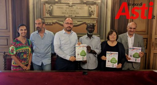 Nella foto, da sinistra a destra: la consigliera comunale Francesca Ragusa, il consigliere Mario Malandrone, il sindaco Rasero, Idrissa Gueye, l'assessore Mariangela Cotto e il presidente del Consiglio Comunale Giovanni Boccia Nella foto, da sinistra a destra: la consigliera comunale Francesca Ragusa, il consigliere Mario Malandrone, il sindaco Rasero, Idrissa Gueye, l'assessore Mariangela Cotto e il presidente del Consiglio Comunale Giovanni Boccia