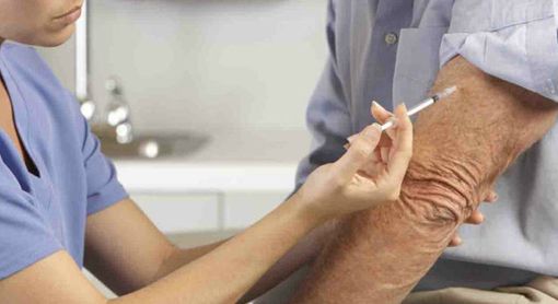 "È giusto annullare il vaccino agli over80 per la sospensione di Astra Zeneca?". I dubbi di una figlia in ansia