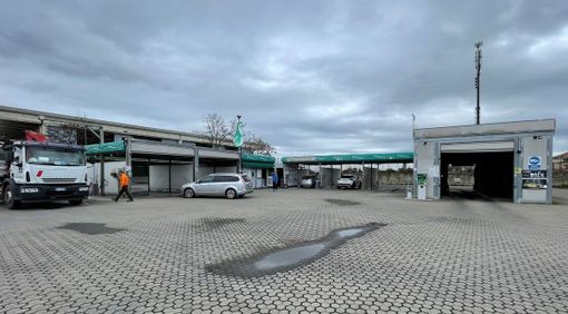 L'autolavaggio di via Pisa L'autolavaggio di via Pisa