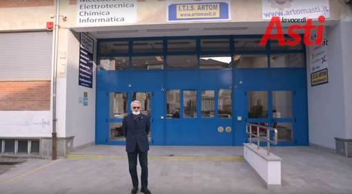 Asti, l'istituto Artom e, davanti il suo dirigente