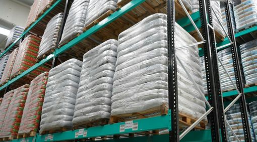 Avvolgitrici automatiche o semiautomatiche: pro e contro per la tua logistica Avvolgitrici automatiche o semiautomatiche: pro e contro per la tua logistica