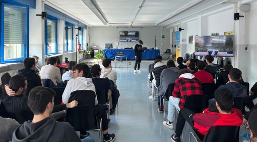 Speciale lezione per gli studenti dell'Artom, ospiti di E-Distribuzione Speciale lezione per gli studenti dell'Artom, ospiti di E-Distribuzione