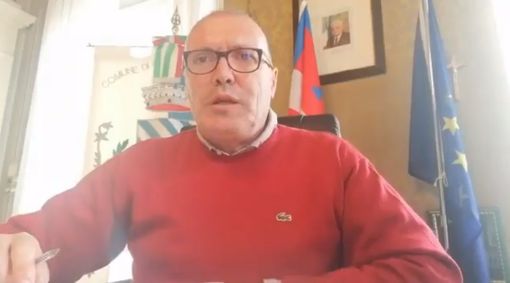 Un fermo immagine tratto dal video del sindaco