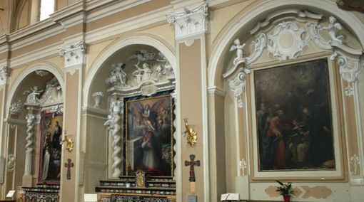 Nell'immagine, quadri del Moncalvo nella chiesa di Sant'Antonio