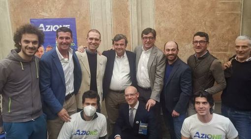 Federico Lucia (accosciato al centro) con Fausto Fogliati, Marco Demaria e altri esponenti di Azione in occasione della visita del leader Carlo Calenda ad Asti