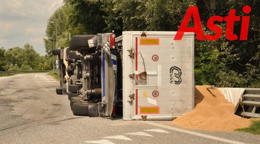 Disagi tra Portacomaro e l’innesto Tangenziale per un grosso camion ribaltato Disagi tra Portacomaro e l’innesto Tangenziale per un grosso camion ribaltato