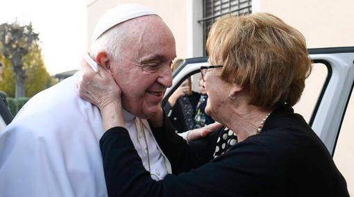 Papa Francesco incontra i parenti a Tigliole (Photo credit Vatican Media) Papa Francesco incontra i parenti a Tigliole (Photo credit Vatican Media)
