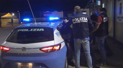 Un arresto effettuato dalla Squadra Mobile (Immagine d'archivio) Un arresto effettuato dalla Squadra Mobile (Immagine d'archivio)