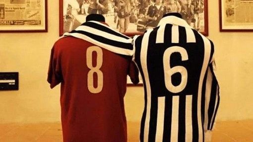 Abbraccio tra maglie Torino e Juventus