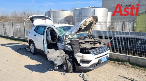 Incidente stradale a Castello di Annone, auto urta violentemente un tir