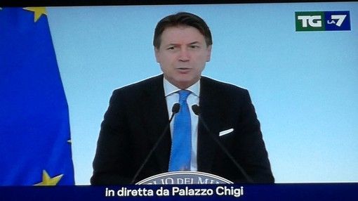 Coronavirus, il Governo dà un nuovo giro di vite: stop a tutti i negozi che non siano alimentari o essenziali Coronavirus, il Governo dà un nuovo giro di vite: stop a tutti i negozi che non siano alimentari o essenziali