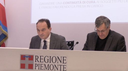 Il presidente Cirio e l'assessore regionale alla Sanità Icardi ritratti durante una conferenza stampa