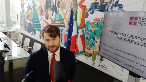 La Regione chiude i rubinetti: adesso tutte le sue auto si lavano a secco [VIDEO]