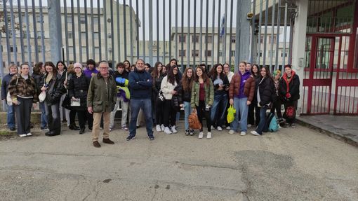 Gli studenti con i loro professori all'esterno del carcere di Asti Gli studenti con i loro professori all'esterno del carcere di Asti