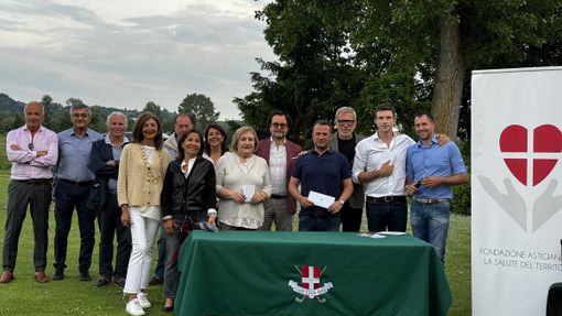 La delegazione della Fondazione Astigiana per la salute - Rossella Maggiora, Roberto Briccarello, Luisa Amalberto, Roberto Ruscalla, Ferruccio Balistreri - con il presidente del Golf Club Fabio Malfatto, il direttore Alessandro Sità, il primario del reparto di Oculistica Giancarlo Dapavo e i giocatori premiati. La delegazione della Fondazione Astigiana per la salute - Rossella Maggiora, Roberto Briccarello, Luisa Amalberto, Roberto Ruscalla, Ferruccio Balistreri - con il presidente del Golf Club Fabio Malfatto, il direttore Alessandro Sità, il primario del reparto di Oculistica Giancarlo Dapavo e i giocatori premiati.