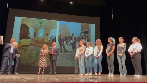 Nella foto, una rappresentanza degli studenti accompagnati dai professori e dai delegati FAI” Nella foto, una rappresentanza degli studenti accompagnati dai professori e dai delegati FAI”