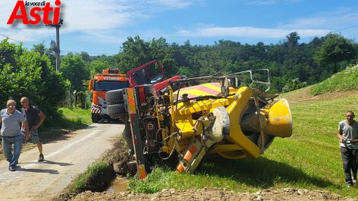 Betoniera a pieno carico esce di strada in località Casabianca e si ribalta in un fossato. Ferito in modo lieve il conducente [FOTO E VIDEO]