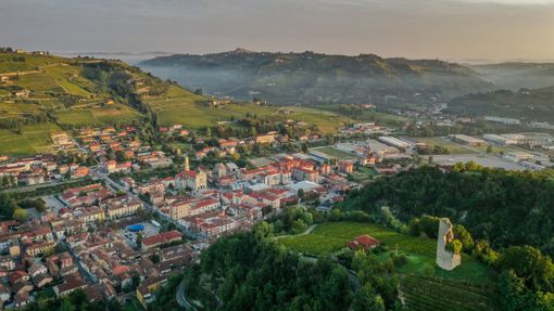 La notte a Santo Stefano Belbo si tinge di giallo, aspettando il Tour